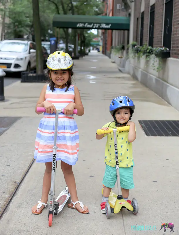Niños andando en scooter en NYC